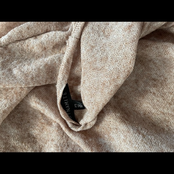 Cropped long sleeve sweater with twist back - Picture 3 of 3